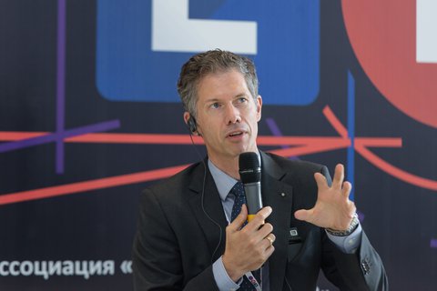 Junger Geschäftsmann, der sich in kleine Teile auflöst