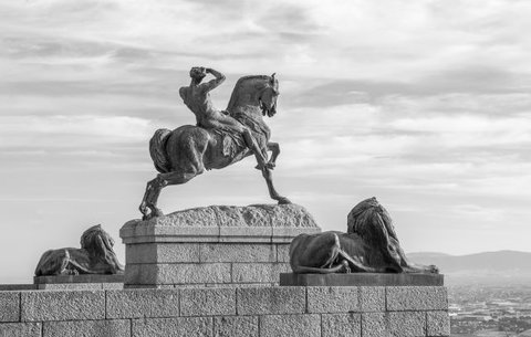 Leader statue sitting on his horse