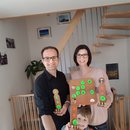 Vroni und Tobi mit Kind glücklich mit Taskboard