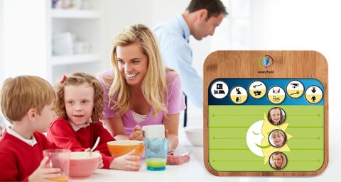 Morning routine: 5-year-old brother with 6-year-old sister and mother at breakfast table with active conversation, with colourful muesli bowls and juice glasses, in the foreground easyfaM Race as process tool in action