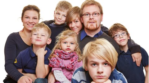 Familienfoto mit Vater, Mutter und 6 Kindern