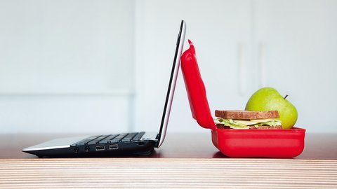 Lunchbox und Laptop aneinander gelehnt