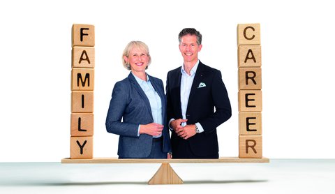 Holzwaage Family und Career in Balance mit berufstätigem Ehepaar