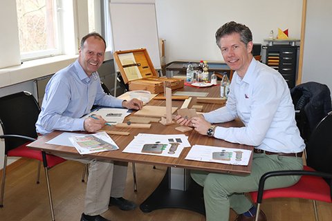 Prototypen-Hersteller Kurt Buhmann am Besprechungstisch mit Christian Eineder und ersten Mustern