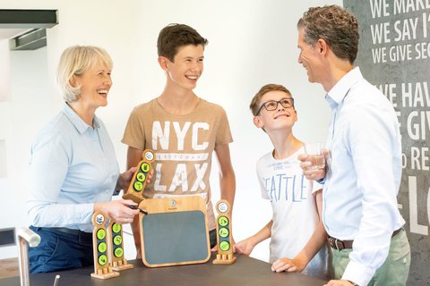 Familie bespricht die Familienaufgaben