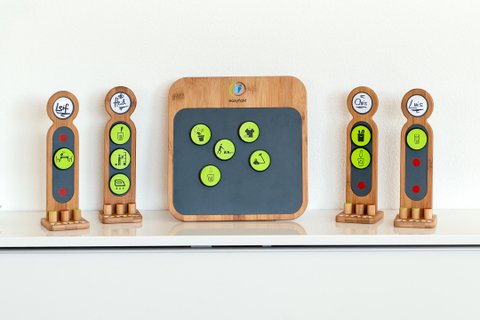 Taskboard Set: Agile method board set to distribute workload witin a group in a selforganising way. Bamboo board with antracite metal plate inlay and four bamboo figures next to it, standing on white sideboard